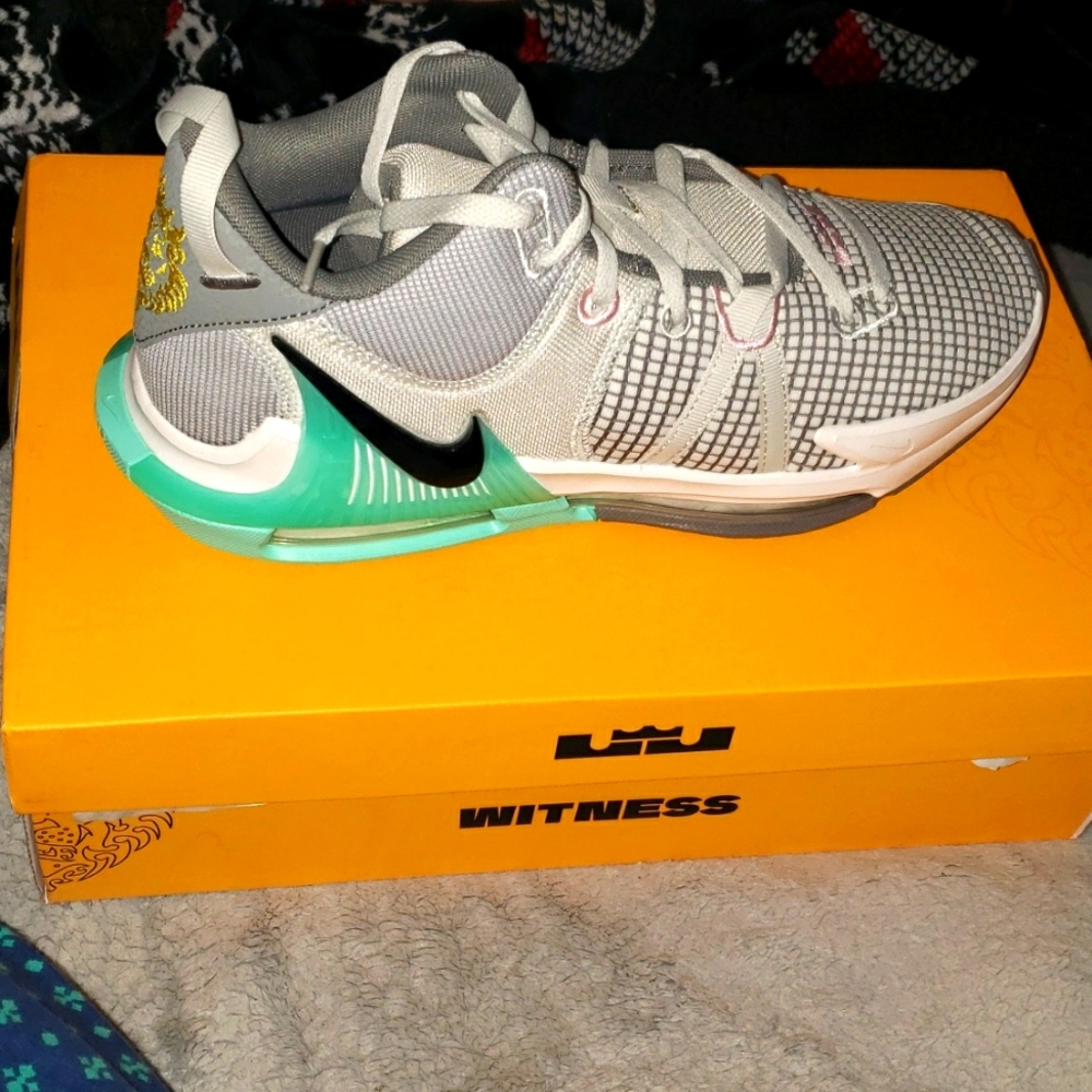 Nike LeBron Witness VII Mens Size 10 Womens Size 11.5
